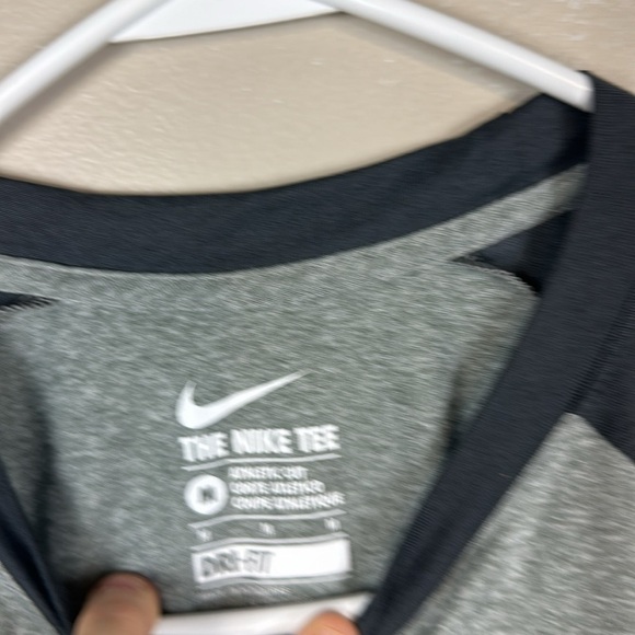 Nike tee med 21-1/2 p2p  27”length  preowned a few tiny spots  dri fit - Picture 4 of 7